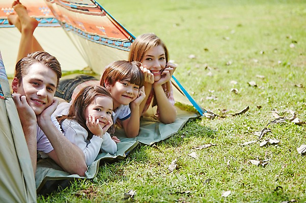 포토 JPG 주간 서양인 외국인 백인 해외기획촬영 공원 여자 남자 딸 아들 어린이 엎드리기 가족 모션 엄마 텐트 2014년태국 미소 사람 손짓 잔디 여러명 상반신 성인 야외 30대 턱괴기 화목 캠핑 아빠 즐거움 국내포토 자연요소 식물 공공시설 감정 다수 컨셉 관계 레저 표정 캠핑도구 인종 장년 파일형식
