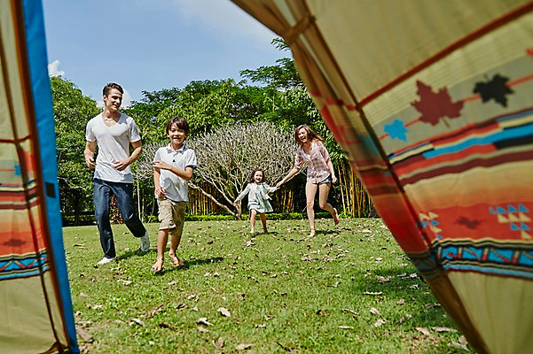 포토 JPG 주간 전신 서양인 외국인 나무 백인 해외기획촬영 공원 여자 남자 딸 아들 어린이 가족 모션 엄마 텐트 2014년태국 웃음 사람 잔디 여러명 성인 야외 앞모습 30대 걷기 화목 캠핑 아빠 즐거움 국내포토 자연요소 식물 공공시설 감정 뷰포인트 다수 컨셉 관계 레저 표정 캠핑도구 인종 장년 파일형식