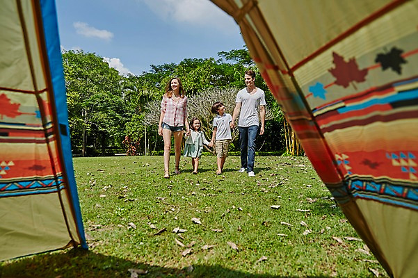 포토 JPG 주간 전신 서양인 외국인 백인 해외기획촬영 공원 여자 남자 딸 아들 어린이 가족 모션 엄마 텐트 2014년태국 웃음 사람 잔디 여러명 성인 야외 앞모습 30대 걷기 손잡기 화목 캠핑 아빠 즐거움 국내포토 자연요소 식물 공공시설 감정 뷰포인트 다수 컨셉 관계 레저 표정 캠핑도구 인종 장년 파일형식