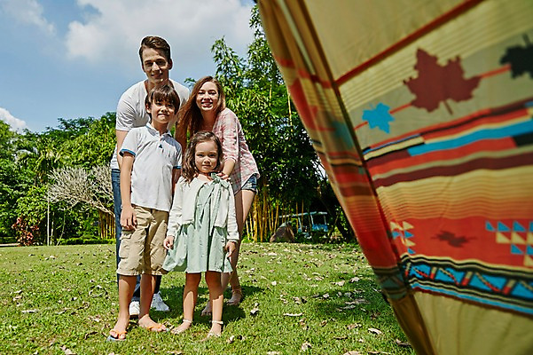 포토 JPG 주간 전신 서양인 외국인 백인 해외기획촬영 공원 여자 남자 딸 아들 어린이 가족 모션 엄마 텐트 2014년태국 서기 미소 사람 잔디 여러명 성인 야외 앞모습 30대 화목 캠핑 아빠 즐거움 국내포토 자연요소 식물 공공시설 감정 뷰포인트 다수 컨셉 관계 레저 표정 캠핑도구 인종 장년 파일형식