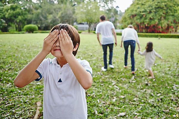 포토 JPG 주간 전신 서양인 외국인 백인 해외기획촬영 공원 여자 남자 딸 아들 어린이 가족 모션 엄마 휴식 2014년태국 서기 사람 잔디 여러명 상반신 성인 야외 앞모습 뒷모습 30대 걷기 화목 산책 눈가림 아빠 즐거움 술래잡기 국내포토 자연요소 식물 공공시설 감정 뷰포인트 다수 컨셉 관계 놀이 인종 장년 가림 파일형식