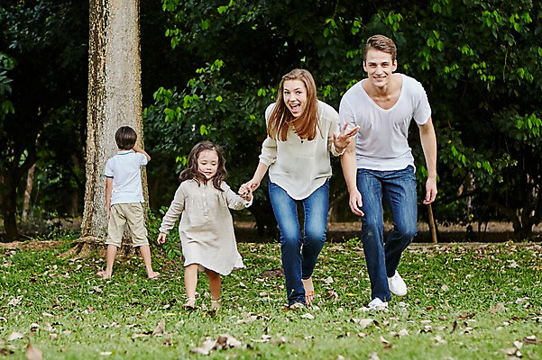 포토 JPG 주간 전신 서양인 외국인 백인 해외기획촬영 공원 여자 남자 딸 아들 어린이 가족 모션 엄마 휴식 2014년태국 웃음 사람 잔디 여러명 성인 야외 앞모습 뒷모습 30대 걷기 손잡기 화목 산책 아빠 즐거움 술래잡기 국내포토 자연요소 식물 공공시설 감정 뷰포인트 다수 컨셉 관계 놀이 표정 인종 장년 파일형식