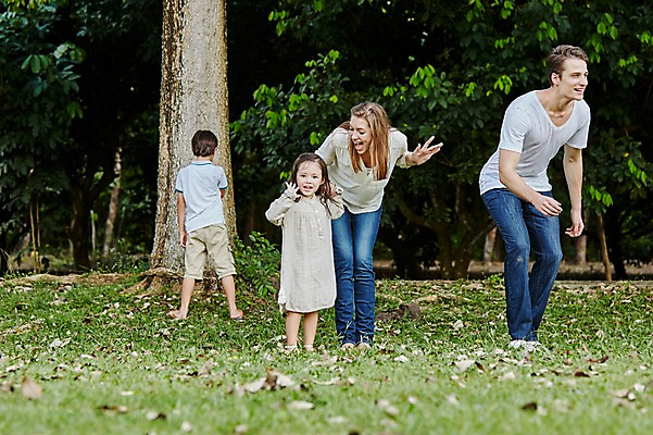 포토 JPG 주간 전신 서양인 외국인 나무 백인 해외기획촬영 공원 여자 남자 딸 아들 어린이 가족 모션 엄마 휴식 2014년태국 서기 웃음 사람 잔디 여러명 성인 야외 앞모습 뒷모습 30대 화목 산책 아빠 즐거움 술래잡기 국내포토 자연요소 식물 공공시설 감정 뷰포인트 다수 컨셉 관계 놀이 표정 인종 장년 파일형식