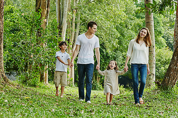 포토 JPG 주간 전신 서양인 외국인 나무 백인 해외기획촬영 공원 여자 남자 딸 아들 어린이 가족 모션 엄마 휴식 2014년태국 미소 사람 손짓 잔디 여러명 성인 야외 앞모습 30대 걷기 손잡기 화목 산책 아빠 즐거움 국내포토 자연요소 식물 공공시설 감정 뷰포인트 다수 컨셉 관계 표정 인종 장년 파일형식