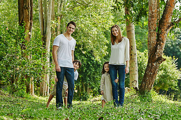 포토 JPG 주간 전신 서양인 외국인 나무 백인 해외기획촬영 공원 여자 남자 딸 아들 어린이 가족 모션 엄마 휴식 2014년태국 서기 미소 사람 잔디 여러명 성인 야외 앞모습 30대 화목 산책 아빠 즐거움 국내포토 자연요소 식물 공공시설 감정 뷰포인트 다수 컨셉 관계 표정 인종 장년 파일형식