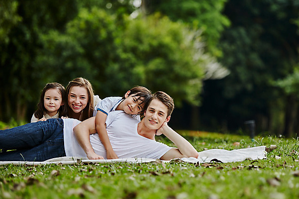 포토 JPG 주간 서양인 외국인 백인 해외기획촬영 공원 여자 남자 딸 아들 여유 어린이 가족 모션 엄마 휴식 2014년태국 미소 사람 잔디 여러명 상반신 성인 야외 앞모습 30대 눕기 화목 산책 아빠 즐거움 돗자리 국내포토 자연요소 식물 공공시설 감정 뷰포인트 다수 컨셉 관계 표정 인종 장년 파일형식