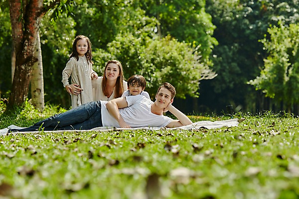 포토 JPG 주간 전신 서양인 외국인 나무 백인 해외기획촬영 공원 여자 남자 딸 아들 어린이 가족 모션 엄마 휴식 2014년태국 서기 웃음 사람 앉기 잔디 여러명 성인 야외 30대 눕기 화목 산책 아빠 즐거움 국내포토 자연요소 식물 공공시설 감정 다수 컨셉 관계 표정 인종 장년 파일형식