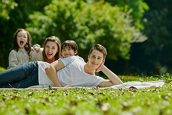 포토 JPG 주간 서양인 외국인 백인 해외기획촬영 공원 여자 남자 딸 여유 어린이 가족 모션 엄마 휴식 2014년태국 미소 사람 앉기 잔디 여러명 상반신 성인 야외 앞모습 30대 눕기 화목 산책 아빠 즐거움 돗자리 국내포토 자연요소 식물 공공시설 감정 뷰포인트 다수 컨셉 관계 표정 인종 장년 파일형식