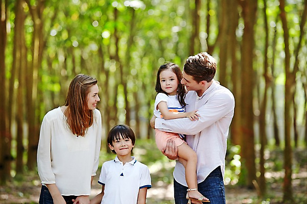 포토 JPG 주간 서양인 외국인 백인 해외기획촬영 공원 여자 남자 딸 아들 어린이 가족 안기 모션 엄마 휴식 2014년태국 서기 웃음 사람 여러명 상반신 성인 야외 앞모습 30대 화목 산책 아빠 즐거움 국내포토 자연요소 공공시설 감정 뷰포인트 다수 컨셉 관계 표정 인종 장년 파일형식