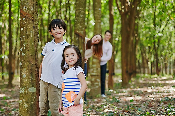 포토 JPG 주간 서양인 외국인 나무 백인 해외기획촬영 공원 여자 남자 딸 아들 어린이 가족 모션 엄마 휴식 2014년태국 서기 미소 사람 여러명 상반신 성인 야외 앞모습 30대 화목 산책 아빠 즐거움 국내포토 자연요소 식물 공공시설 감정 뷰포인트 다수 컨셉 관계 표정 인종 장년 파일형식