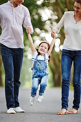 포토 JPG 주간 전신 서양인 외국인 백인 해외기획촬영 공원 여자 남자 딸 어린이 가족 모션 엄마 휴식 2014년태국 서기 미소 사람 성인 야외 세명 30대 화목 산책 아빠 즐거움 들어올리기 국내포토 자연요소 공공시설 감정 컨셉 관계 표정 인종 장년 파일형식