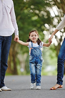 포토 JPG 주간 전신 서양인 외국인 백인 해외기획촬영 공원 여자 남자 딸 어린이 가족 모션 엄마 휴식 2014년태국 미소 사람 성인 야외 앞모습 세명 30대 걷기 손잡기 화목 산책 하반신 아빠 즐거움 국내포토 자연요소 공공시설 감정 뷰포인트 컨셉 관계 표정 인종 장년 파일형식