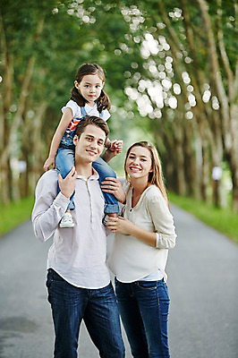 포토 JPG 주간 전신 서양인 외국인 백인 해외기획촬영 공원 여자 남자 딸 어린이 가족 모션 엄마 휴식 2014년태국 서기 미소 사람 상반신 성인 야외 앞모습 세명 30대 화목 산책 목말 아빠 승차 즐거움 국내포토 자연요소 공공시설 감정 뷰포인트 컨셉 관계 표정 인종 장년 파일형식