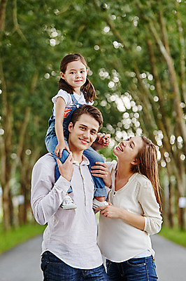 포토 JPG 주간 전신 서양인 외국인 백인 해외기획촬영 공원 여자 남자 딸 어린이 가족 모션 엄마 휴식 2014년태국 미소 사람 상반신 성인 야외 앞모습 세명 30대 화목 산책 목말 아빠 승차 즐거움 국내포토 자연요소 공공시설 감정 뷰포인트 컨셉 관계 표정 인종 장년 파일형식