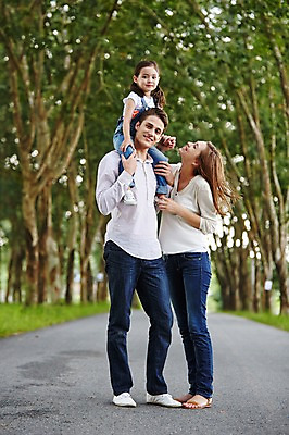 포토 JPG 주간 전신 서양인 외국인 백인 해외기획촬영 공원 여자 남자 딸 어린이 가족 모션 엄마 휴식 2014년태국 서기 미소 사람 성인 야외 앞모습 세명 30대 화목 산책 목말 아빠 승차 즐거움 국내포토 자연요소 공공시설 감정 뷰포인트 컨셉 관계 표정 인종 장년 파일형식