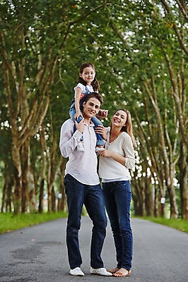 포토 JPG 주간 전신 서양인 외국인 백인 해외기획촬영 공원 여자 남자 딸 어린이 가족 모션 엄마 휴식 2014년태국 서기 미소 사람 성인 야외 앞모습 세명 30대 화목 산책 목말 아빠 승차 즐거움 국내포토 자연요소 공공시설 감정 뷰포인트 컨셉 관계 표정 인종 장년 파일형식