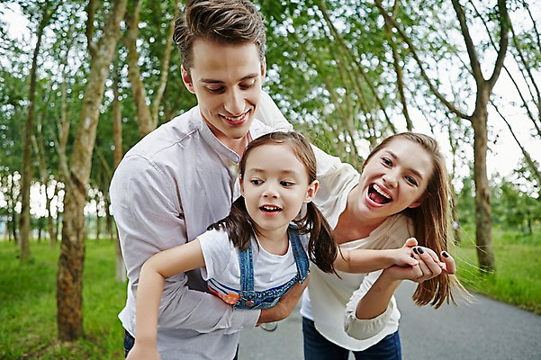포토 JPG 주간 서양인 외국인 백인 해외기획촬영 공원 여자 남자 딸 어린이 가족 모션 엄마 휴식 2014년태국 미소 사람 상반신 성인 야외 앞모습 세명 30대 손잡기 화목 산책 아빠 즐거움 들어올리기 국내포토 자연요소 공공시설 감정 뷰포인트 컨셉 관계 표정 인종 장년 파일형식