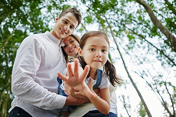 포토 JPG 주간 서양인 외국인 백인 해외기획촬영 공원 여자 남자 딸 어린이 로우앵글 가족 모션 엄마 휴식 2014년태국 서기 웃음 사람 상반신 성인 야외 앞모습 세명 30대 화목 산책 아빠 즐거움 손뻗기 국내포토 자연요소 공공시설 감정 뷰포인트 컨셉 관계 표정 인종 장년 파일형식
