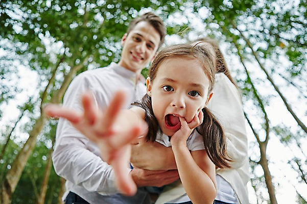 포토 JPG 주간 서양인 외국인 백인 해외기획촬영 공원 여자 남자 딸 어린이 로우앵글 가족 모션 엄마 휴식 2014년태국 서기 미소 들기 사람 상반신 성인 야외 앞모습 세명 30대 화목 산책 아빠 즐거움 손뻗기 국내포토 자연요소 공공시설 감정 뷰포인트 컨셉 관계 표정 인종 장년 파일형식