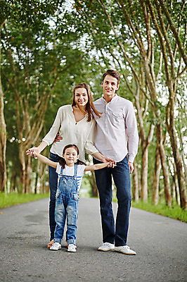 포토 JPG 주간 전신 서양인 외국인 나무 백인 해외기획촬영 공원 여자 남자 딸 어린이 가족 모션 엄마 팔벌리기 휴식 2014년태국 서기 미소 사람 손짓 성인 야외 앞모습 세명 30대 손잡기 화목 산책 아빠 즐거움 국내포토 자연요소 식물 공공시설 감정 뷰포인트 컨셉 관계 표정 인종 장년 파일형식