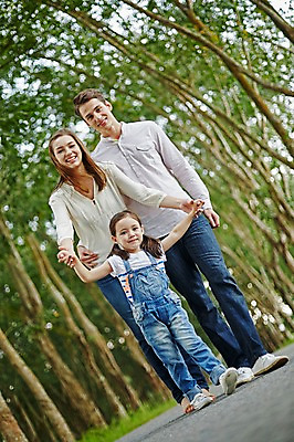 포토 JPG 주간 전신 서양인 외국인 나무 백인 해외기획촬영 공원 여자 남자 딸 어린이 가족 모션 엄마 팔벌리기 휴식 2014년태국 서기 미소 사람 성인 야외 앞모습 세명 30대 손잡기 화목 산책 아빠 즐거움 국내포토 자연요소 식물 공공시설 감정 뷰포인트 컨셉 관계 표정 인종 장년 파일형식