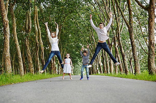 포토 JPG 주간 전신 서양인 외국인 나무 백인 해외기획촬영 공원 여자 남자 딸 아들 어린이 가족 모션 엄마 팔벌리기 휴식 2014년태국 웃음 사람 여러명 성인 야외 앞모습 30대 점프 화목 산책 아빠 즐거움 국내포토 자연요소 식물 공공시설 감정 뷰포인트 다수 컨셉 관계 표정 인종 장년 파일형식