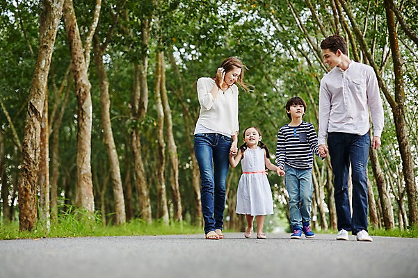 포토 JPG 주간 전신 서양인 외국인 백인 해외기획촬영 공원 여자 남자 딸 아들 어린이 가족 모션 엄마 휴식 2014년태국 웃음 사람 여러명 성인 야외 앞모습 30대 걷기 손잡기 화목 산책 아빠 즐거움 국내포토 자연요소 공공시설 감정 뷰포인트 다수 컨셉 관계 표정 인종 장년 파일형식