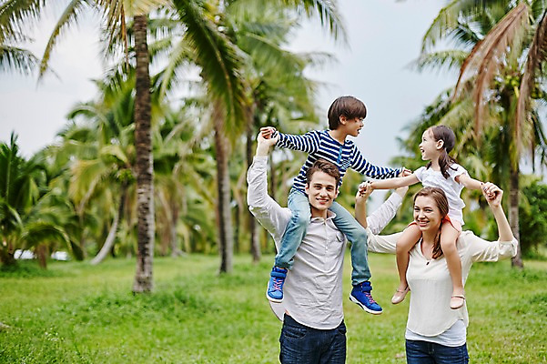 포토 JPG 주간 서양인 외국인 나무 백인 해외기획촬영 공원 여자 남자 딸 아들 어린이 가족 모션 엄마 휴식 2014년태국 서기 웃음 사람 잔디 여러명 상반신 성인 야외 앞모습 30대 야자수 화목 산책 목말 아빠 승차 즐거움 국내포토 자연요소 식물 공공시설 감정 뷰포인트 다수 컨셉 관계 표정 인종 장년 파일형식