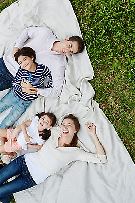 포토 JPG 주간 서양인 외국인 백인 해외기획촬영 공원 여자 남자 딸 아들 여유 어린이 가족 모션 엄마 휴식 2014년태국 미소 사람 잔디 여러명 상반신 성인 야외 앞모습 30대 눕기 화목 산책 아빠 즐거움 돗자리 국내포토 자연요소 식물 공공시설 감정 뷰포인트 다수 컨셉 관계 표정 인종 장년 파일형식