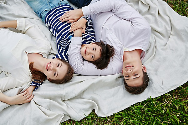 포토 JPG 주간 서양인 외국인 백인 해외기획촬영 공원 여자 남자 아들 여유 어린이 가족 모션 엄마 휴식 2014년태국 미소 사람 상반신 성인 야외 앞모습 세명 30대 눕기 화목 산책 아빠 즐거움 돗자리 국내포토 자연요소 공공시설 감정 뷰포인트 컨셉 관계 표정 인종 장년 파일형식