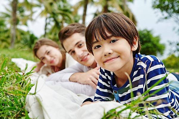 포토 JPG 주간 서양인 외국인 백인 해외기획촬영 공원 여자 남자 아들 여유 어린이 엎드리기 가족 모션 엄마 휴식 2014년태국 미소 사람 잔디 상반신 성인 야외 앞모습 세명 30대 화목 산책 아빠 즐거움 돗자리 국내포토 자연요소 식물 공공시설 감정 뷰포인트 컨셉 관계 표정 인종 장년 파일형식