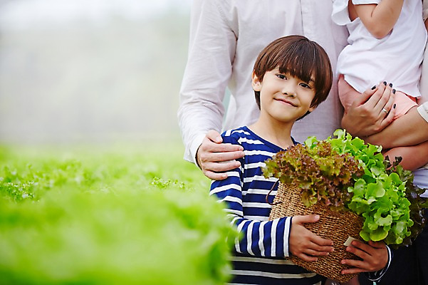 포토 JPG 주간 서양인 외국인 백인 해외기획촬영 여자 남자 딸 아들 어린이 채소 가족 모션 엄마 휴식 2014년태국 서기 미소 들기 사람 여러명 상반신 성인 야외 앞모습 30대 농장 바구니 화목 산책 하반신 체험 아빠 상추 즐거움 국내포토 자연요소 감정 뷰포인트 다수 컨셉 농업 관계 표정 인종 장년 파일형식
