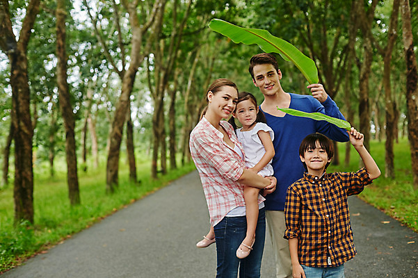 포토 JPG 주간 서양인 외국인 백인 해외기획촬영 공원 여자 남자 딸 아들 어린이 잎 장난 가족 안기 모션 엄마 휴식 2014년태국 서기 미소 들기 사람 여러명 상반신 성인 야외 앞모습 30대 화목 산책 아빠 즐거움 바나나잎 국내포토 자연요소 식물 공공시설 감정 뷰포인트 다수 컨셉 관계 표정 인종 장년 파일형식