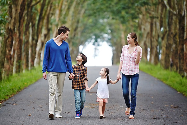 포토 JPG 주간 전신 서양인 외국인 백인 해외기획촬영 공원 여자 남자 딸 아들 어린이 가족 모션 엄마 휴식 2014년태국 웃음 사람 여러명 성인 야외 앞모습 30대 걷기 손잡기 화목 산책 아빠 즐거움 국내포토 자연요소 공공시설 감정 뷰포인트 다수 컨셉 관계 표정 인종 장년 파일형식