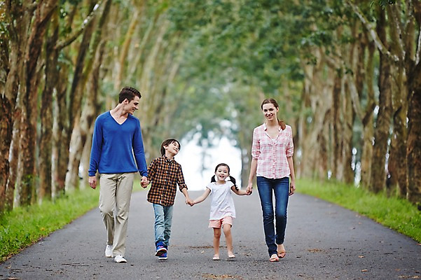 포토 JPG 주간 전신 서양인 외국인 백인 해외기획촬영 공원 여자 남자 딸 아들 어린이 가족 모션 엄마 휴식 2014년태국 미소 사람 여러명 성인 야외 앞모습 30대 걷기 손잡기 화목 산책 아빠 즐거움 국내포토 자연요소 공공시설 감정 뷰포인트 다수 컨셉 관계 표정 인종 장년 파일형식
