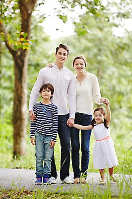 포토 JPG 주간 전신 서양인 외국인 백인 해외기획촬영 공원 여자 남자 딸 아들 어린이 가족 모션 엄마 휴식 2014년태국 서기 미소 사람 여러명 성인 야외 앞모습 30대 화목 산책 아빠 즐거움 국내포토 자연요소 공공시설 감정 뷰포인트 다수 컨셉 관계 표정 인종 장년 파일형식