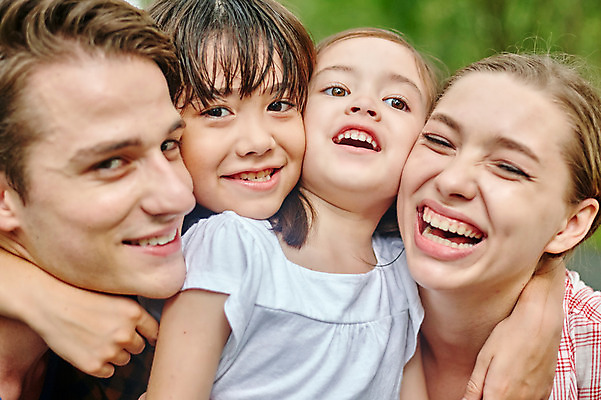 포토 JPG 주간 서양인 외국인 백인 해외기획촬영 여자 남자 딸 아들 어린이 장난 가족 모션 엄마 휴식 2014년태국 미소 사람 여러명 상반신 성인 야외 앞모습 30대 화목 산책 아빠 즐거움 국내포토 자연요소 감정 뷰포인트 다수 컨셉 관계 표정 인종 장년 파일형식