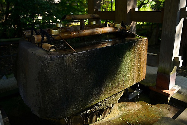 포토 JPG 주간 전통 해외풍경 아시아 종교 일본문화 종교시설 풍경 사람없음 야외 물 햇빛 일본 사찰 사원 일본전통 바가지 약수터 국내포토 자연요소 동양문화 해외 나라 외국문화 종교건축 태양 시설 파일형식