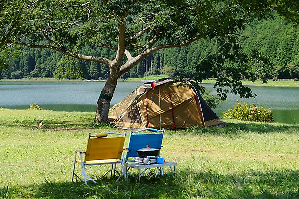 포토 JPG 주간 나무 식물 공원 호수 여행 의자 자연 레저 텐트 풍경 잔디 사람없음 야외 강 캠핑 냄비 국내포토 자연요소 공공시설 가구 캠핑도구 솥 생태계 파일형식