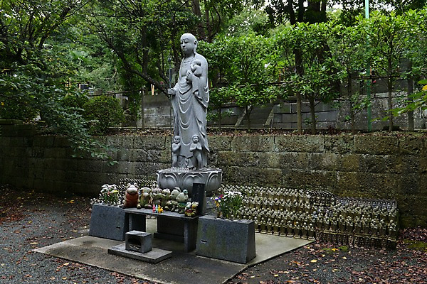 포토 JPG 주간 나무 식물 전통 해외풍경 아시아 종교 불교 일본문화 종교시설 풍경 사람없음 야외 조각상 일본 사찰 사원 불상 동자승 부처 일본전통 제단 국내포토 자연요소 동양문화 해외 나라 외국문화 비즈니스 종교건축 조형물 승려 시설 파일형식