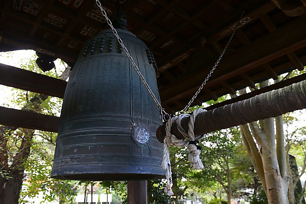 포토 JPG 주간 나무 식물 전통 해외풍경 건축물 아시아 종교 일본문화 종교시설 풍경 사람없음 야외 일본 종 사찰 사원 일본전통 범종 국내포토 자연요소 동양문화 해외 건축 나라 외국문화 비즈니스 종교건축 유물 시설 파일형식