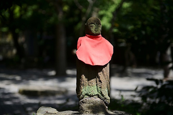 포토 JPG 주간 전통 종교 일본문화 종교시설 풍경 사람없음 야외 아웃포커스 조형물 조각상 일본 사찰 동자승 석상 일본전통 턱받이 미신 국내포토 자연요소 동양문화 아시아 외국문화 종교건축 촬영기법 미술 아기용품 승려 시설 파일형식