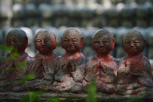 포토 JPG 전통 종교 일본문화 종교시설 풍경 사람없음 아웃포커스 조형물 조각상 일본 사찰 동자승 석상 일본전통 미신 국내포토 동양문화 아시아 외국문화 종교건축 촬영기법 미술 승려 시설 파일형식