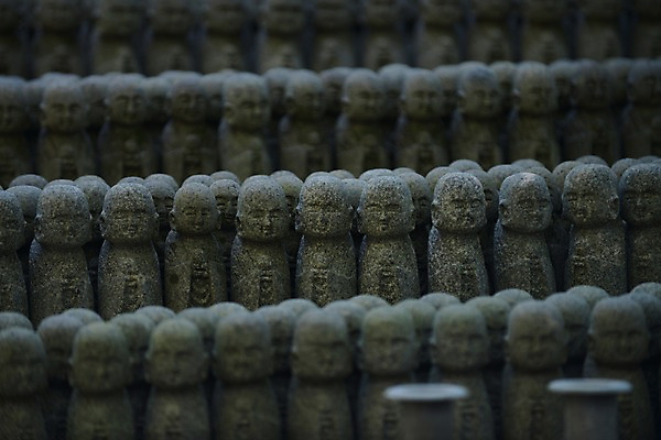 포토 JPG 전통 종교 일본문화 종교시설 풍경 사람없음 아웃포커스 조형물 조각상 일본 사찰 동자승 석상 일본전통 미신 국내포토 동양문화 아시아 외국문화 종교건축 촬영기법 미술 승려 시설 파일형식