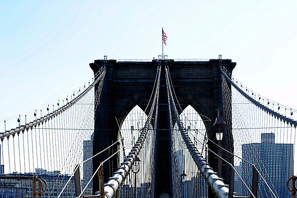 포토 JPG 주간 해외풍경 건축물 하늘 아메리카 풍경 빌딩 사람없음 야외 도시풍경 고층빌딩 미국 깃발 도시 성조기 국기 아치 뉴욕 가교 브루클린 국내포토 자연요소 해외 건축 북아메리카 건물 대륙 파일형식
