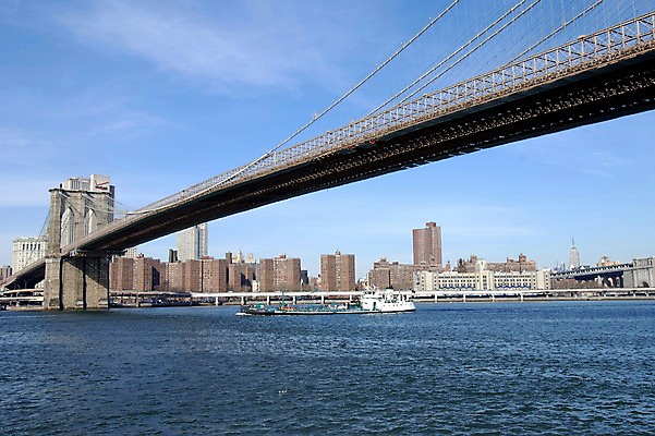 포토 JPG 주간 구름 해외풍경 건축물 하늘 아메리카 풍경 빌딩 사람없음 야외 강 도시풍경 미국 도시 뉴욕 가교 선박 브루클린 국내포토 자연요소 해외 건축 수상교통 북아메리카 건물 대륙 파일형식