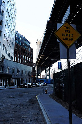 포토 JPG 주간 해외풍경 건축물 도로 자동차 거리 아메리카 거리풍경 풍경 빌딩 사람없음 야외 도시풍경 미국 원근감 도시 표지판 뉴욕 가교 브루클린 국내포토 자연요소 해외 건축 길 육상교통 뷰포인트 북아메리카 교통시설 알림판 건물 대륙 파일형식