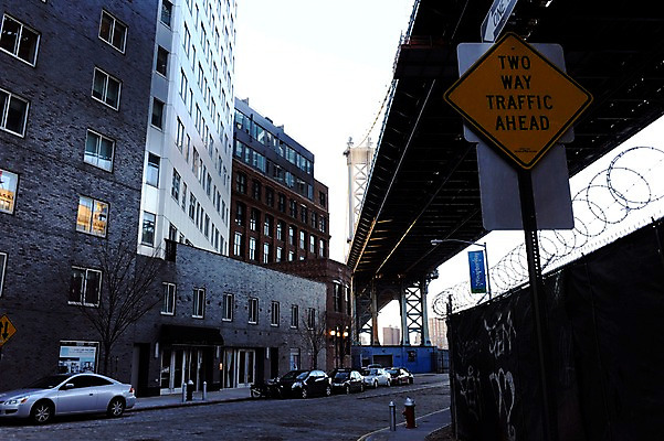 포토 JPG 주간 해외풍경 건축물 도로 자동차 거리 아메리카 거리풍경 풍경 빌딩 사람없음 야외 도시풍경 미국 도시 표지판 뉴욕 가교 브루클린 국내포토 자연요소 해외 건축 길 육상교통 북아메리카 교통시설 알림판 건물 대륙 파일형식