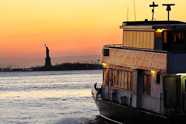 포토 JPG 해외풍경 실루엣 수상교통 하늘 아메리카 풍경 사람없음 야외 강 도시풍경 노을 미국 일몰 도시 뉴욕 자유의여신상 선박 브루클린 국내포토 자연요소 해외 교통수단 북아메리카 촬영기법 세계문화유산 대륙 파일형식