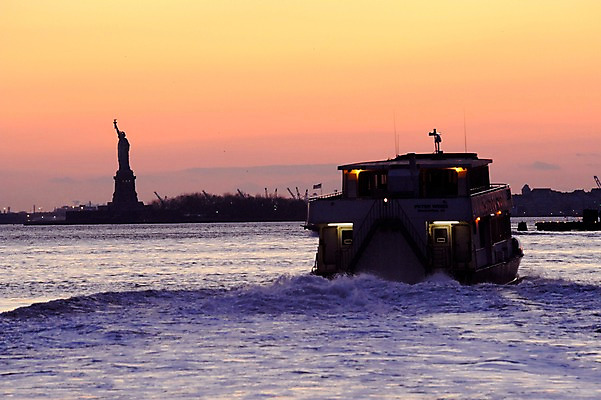 포토 JPG 해외풍경 실루엣 수상교통 하늘 아메리카 풍경 사람없음 야외 도시풍경 노을 미국 일몰 도시 뉴욕 자유의여신상 선박 브루클린 국내포토 자연요소 해외 교통수단 북아메리카 촬영기법 세계문화유산 대륙 파일형식